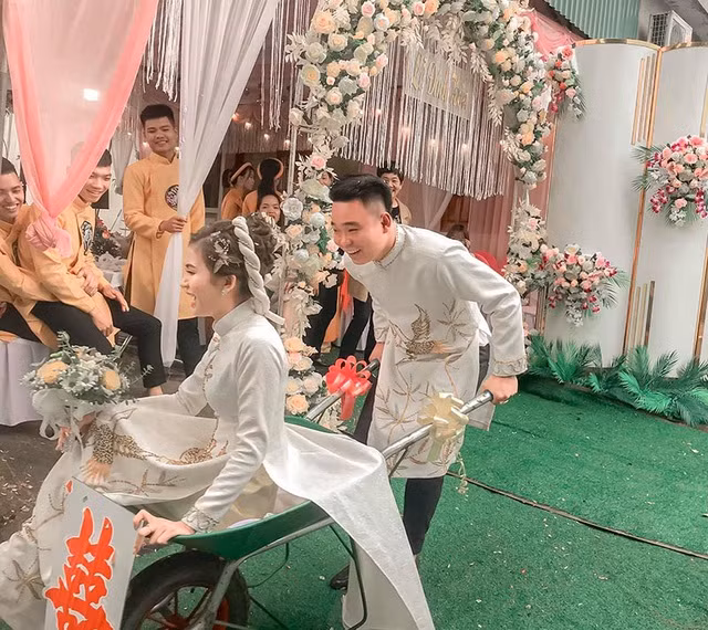 Không ô tô, xế xịn cũng chẳng phải cả đoàn xe mô tô đắt tiền, chú rể cùng đoàn hỏi cưới đi bộ, đẩy xe cút kít cùng tráp lễ rạng rỡ tới nhà cô dâu.