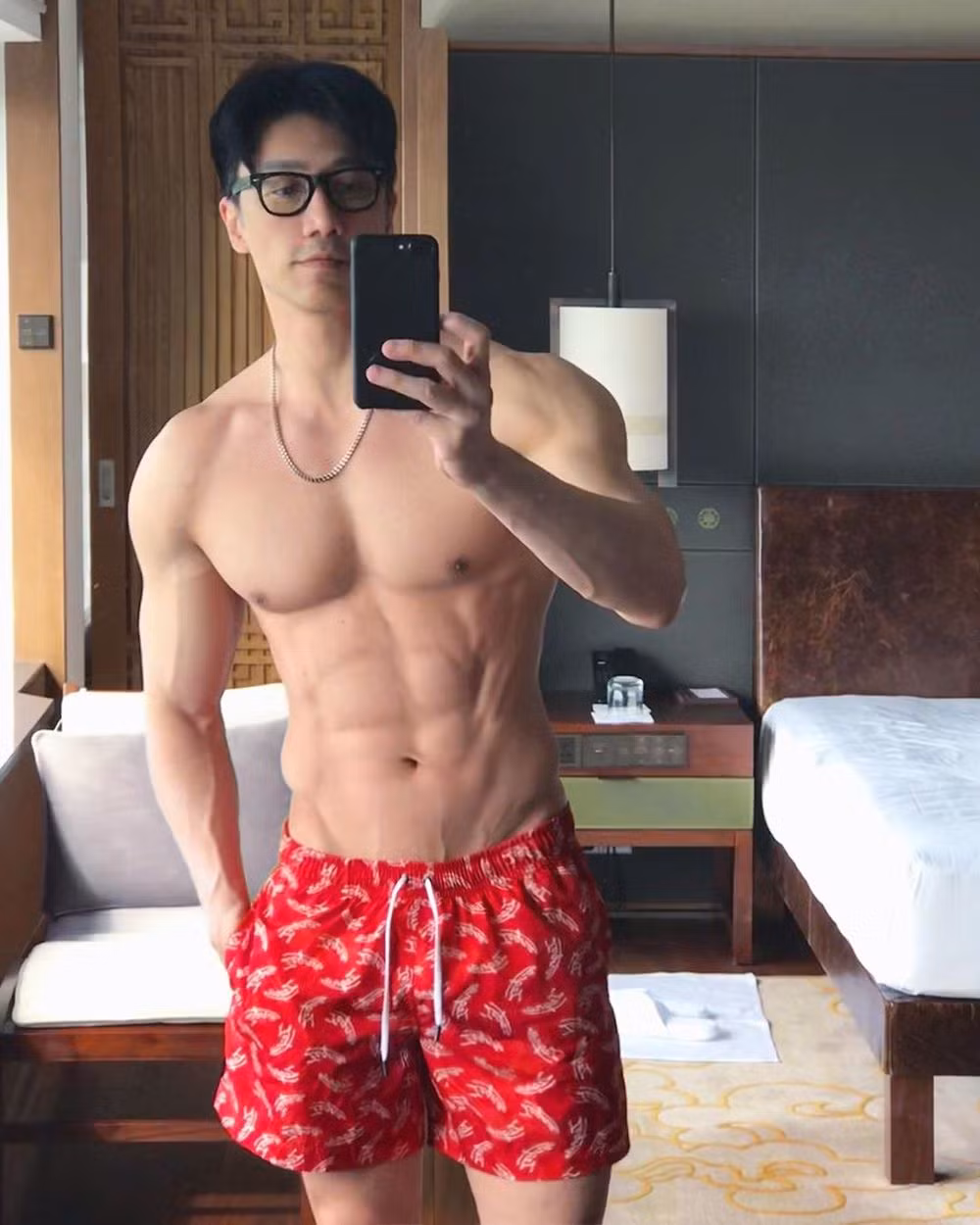 Chuando Tan là người mẫu, nhiếp ảnh gia nổi tiếng tại Singapore, anh bắt đầu được nhiều người biết đến khi xuất hiện trên một trang báo mạng của Trung Quốc.