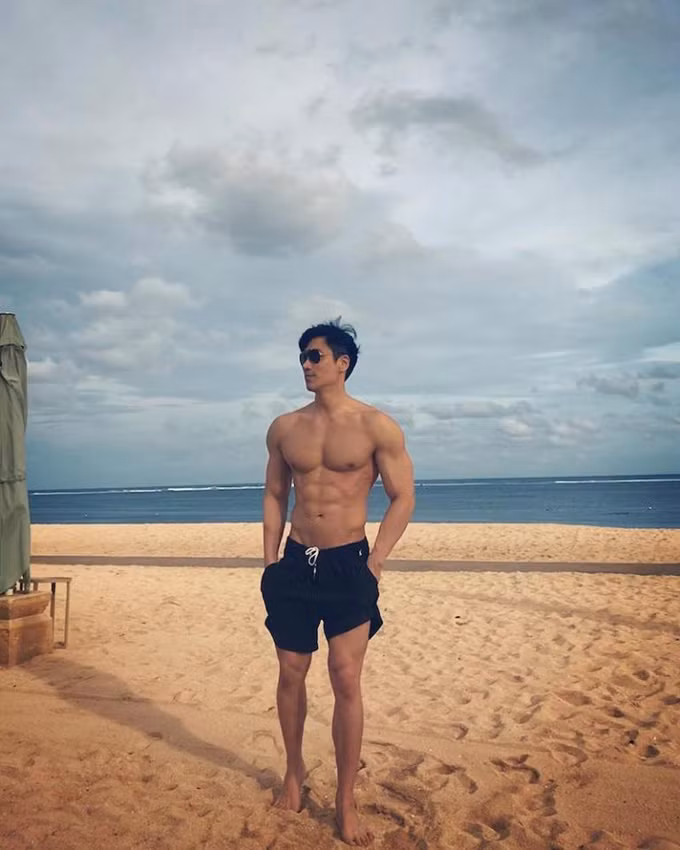 "Nam thần" Singapore khiến không ít người mê mẩn bởi body sáu múi cường tráng, ngoại hình điển trai cùng gu thời trang lịch lãm, cuốn hút.