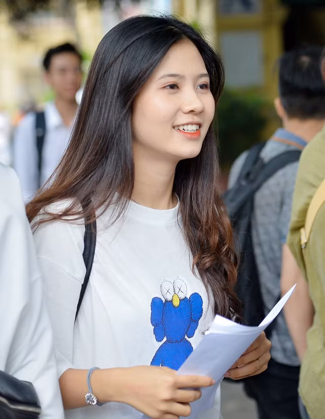 Nguyễn Quỳnh Trang (hay còn gọi là Trang Mei) là nữ sinh được nhiều ống kính phóng viên "săn đón" tại kỳ thi THPT QG 2019.