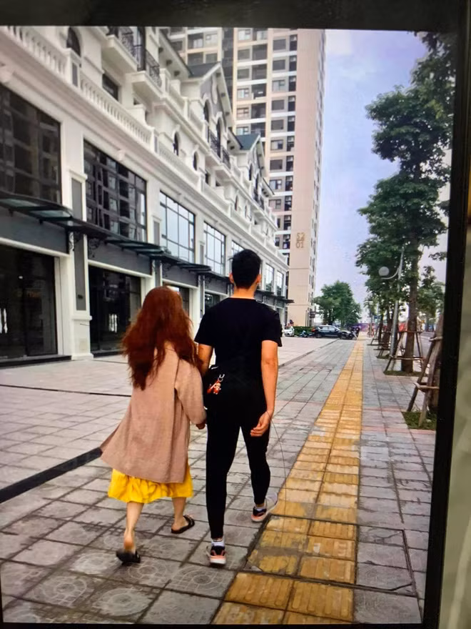 Cô gái trong vụ "phốt Tuesday" mới đây cũng diện chiếc váy y hệt.