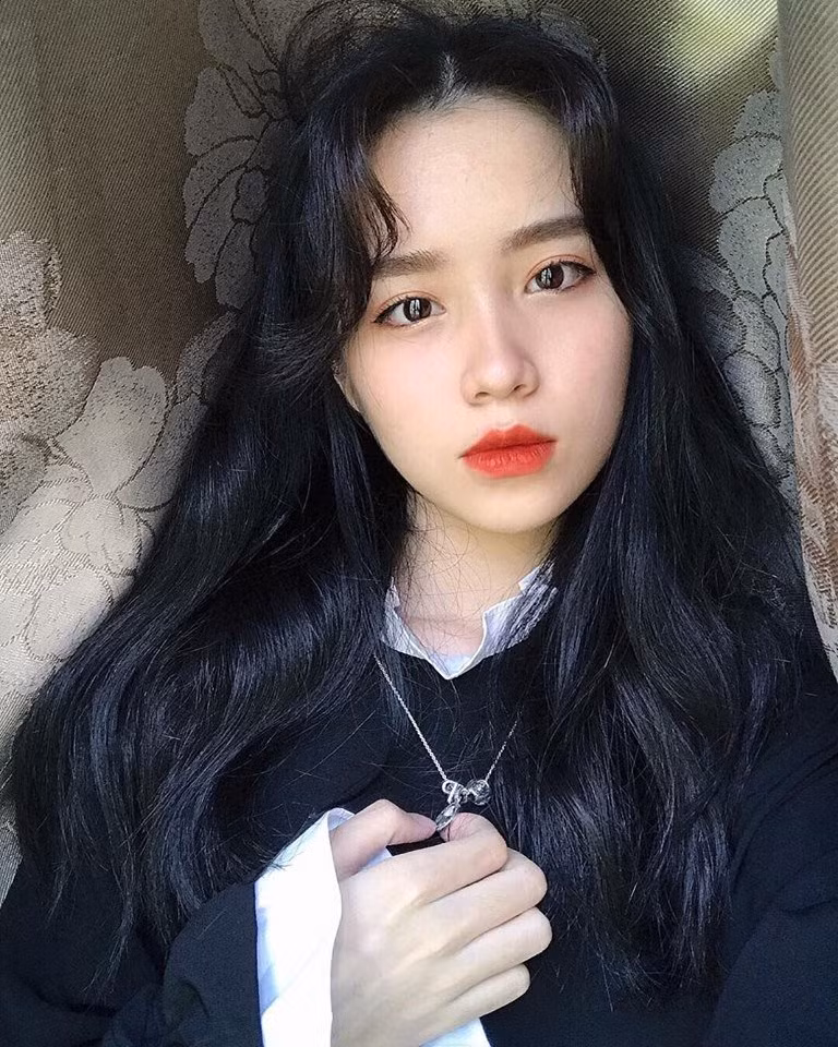 Mặc dù được gia đình chu cấp tiền ăn học nhưng Nhung muốn tự lập và hiện tại em cũng kiếm được tiền nhờ làm người mẫu ảnh và quảng cáo sản phẩm.