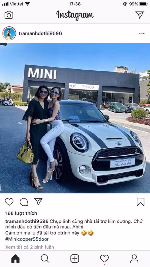 Mới đây, trên trang cá nhân Trâm Anh bất ngờ khoe bức ảnh bên chiếc xe tiền tỉ khiến nhiều người tò mò về vị "đại gia" chống lưng phía sau?