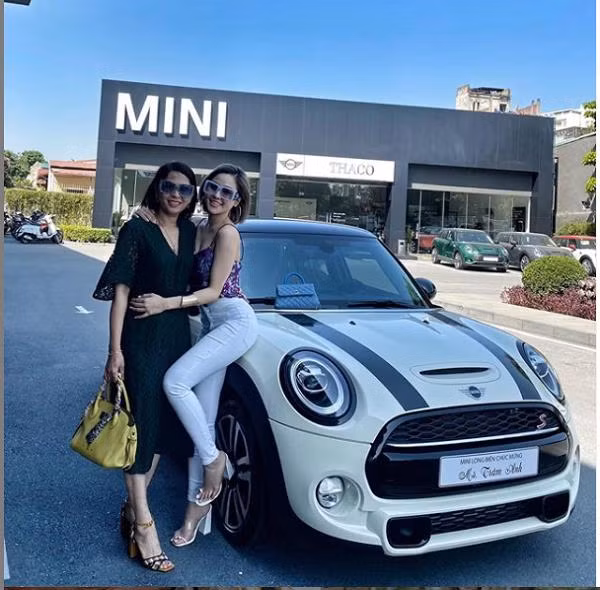 Tuy nhiên, ngay trong phần caption của mình, Trâm Anh cũng lộ diện luôn vị "đại gia" đã mua xe cho mình. Không ai khác đó chính là mẹ của cô nàng. Cụ thể, cô có viết: "Chụp ảnh cùng nhà tại trợ kim cương. Chứ mình đâu có tiền mà mua. Cảm ơn mẹ yêu đã tài trợ chương trình này".
