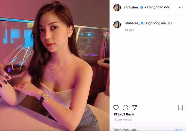 Trước đó, khi drama Huỳnh Anh bị tố là "tiểu tam" chưa dứt thì Nhật Lê đã có động thái ở cả Facebook lẫn Instagram với status : "Cuộc sống mà". Đặc biệt không chỉ đăng status mà Nhật Lê còn chọn hình ảnh ngồi đúng chỗ trong buổi hẹn hò kết thúc tình cảm với chàng cầu thủ hôm 8/3.