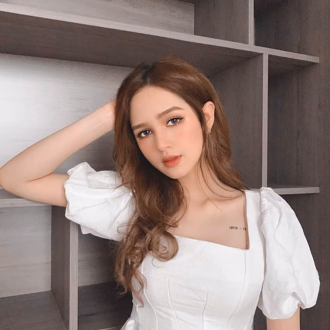 Phía dưới phần bình luận, Xoài Non liên tục nhận được lời khen từ dân mạng vì cách ăn mặc cuốn hút của mình.