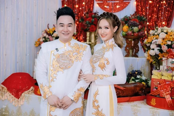 Đám cưới của " streamer giàu nhất Việt Nam" - Xemesis và Xoài Non là sự kiện được mong chờ nhất trong thời gian sắp tới. Vừa qua, nàng hot girl này đã đón sinh nhật 18 tuổi bên gia đình.