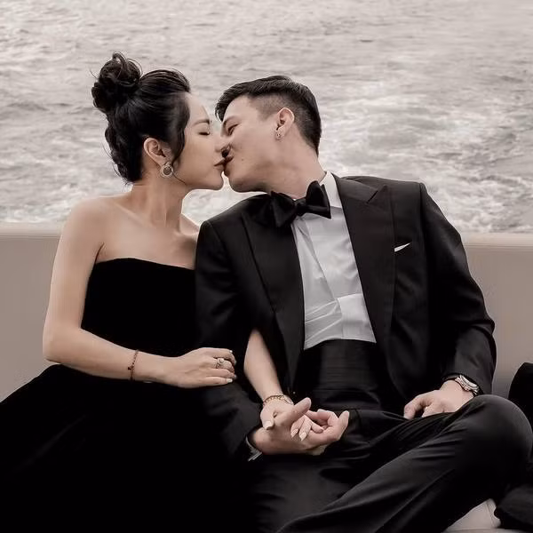 Nam diễn viên đã tung loạt khoảnh khắc ngọt ngào như nắm tay, ôm hôn cô bạn gái mới là MC Bạch Lan Phương lên trang cá nhân. Sau đó, mọi thông tin về cô gái này nhanh chóng được dân mạng dành sự quan tâm đặc biệt.