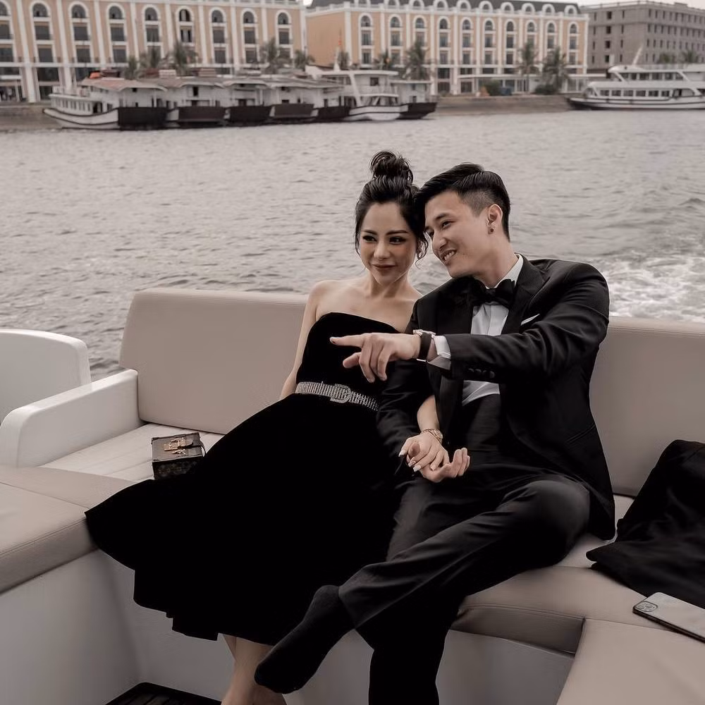 Sau khi hẹn hò chỉ 1 tháng rồi đứt gánh với người mẫu Hồng Quế, diễn viên Huỳnh Anh tiếp tục gây "chấn động" Vbiz khi tiếp tục công khai bạn gái mới trên trang cá nhân.