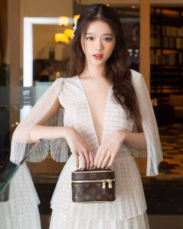 Theo thời gian, tên tuổi của hot girl 10x cũng đã không còn quá nổi bật như trước, nhưng điều đó cũng tỷ lệ ngược với độ gợi cảm của cô nàng, khi Linh Ka thường xuyên xuất hiện trước công chúng với hình tượng gợi cảm.