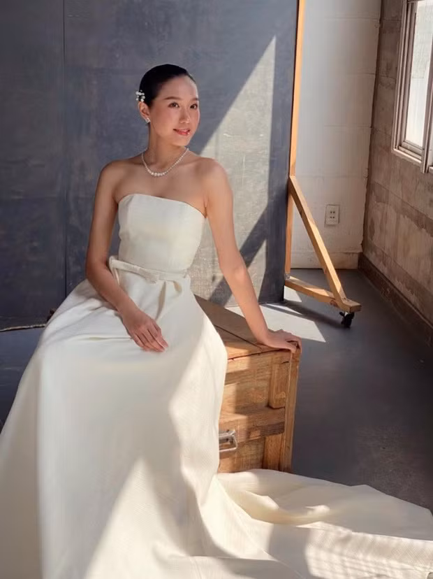Ngay sau khi người đẹp sinh năm 2001 tung ảnh được vài phút, các “thánh soi” đã phát hiện ra Đoàn Văn Hậu “thả tim” như một thói quen. Dù chỉ là khoảnh khắc hậu trường với vài kiểu ảnh “nhá hàng”, nhưng cũng đủ để cư dân mạng trầm trồ trước nhan sắc xinh đẹp của Doãn Hải My.