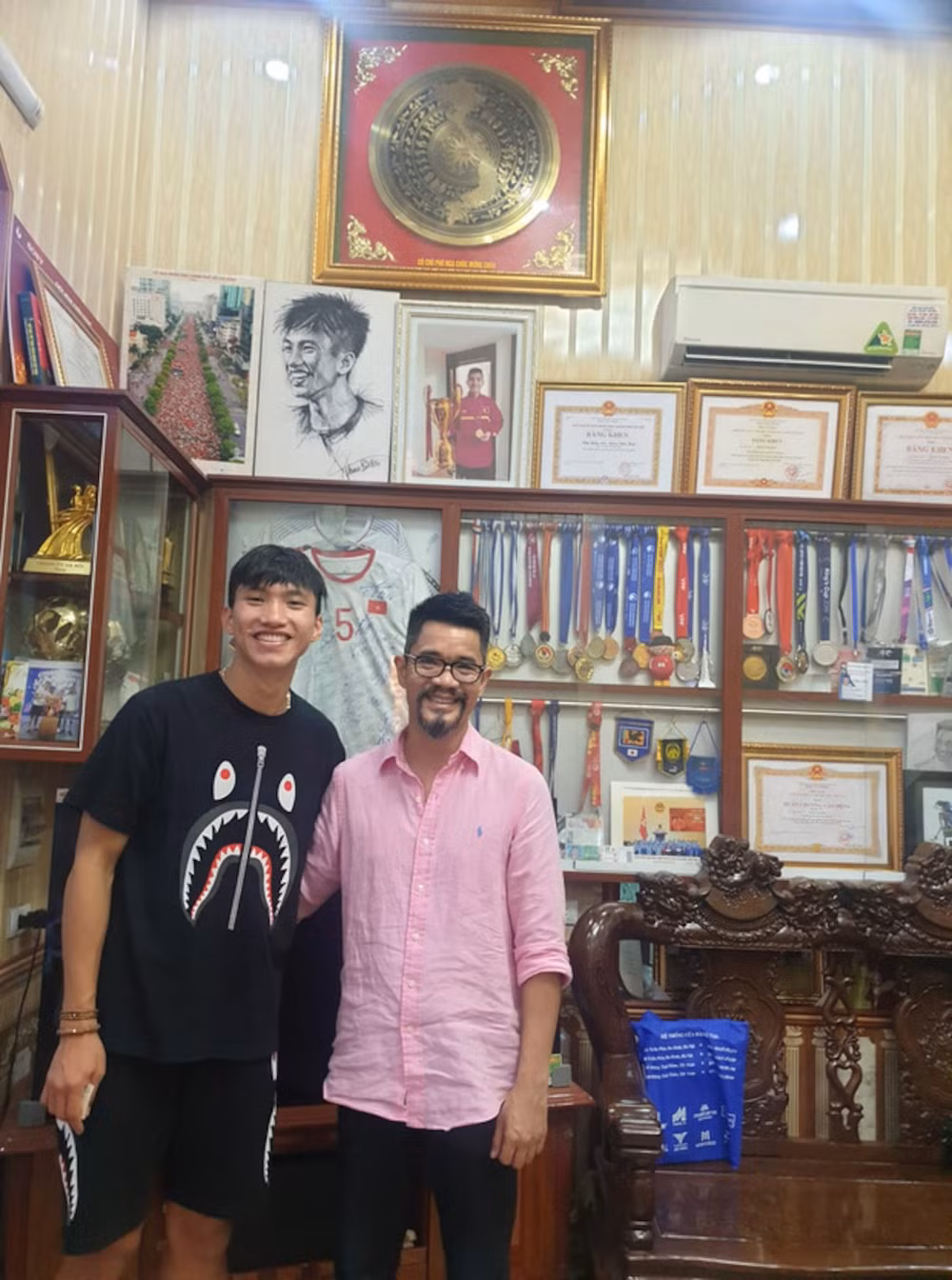 Trước đó cộng đồng mạng cũng được phen “sốt xình xịch” khi tấm ảnh ghi lại khoảnh khắc đứng chung khung hình của Đoàn Văn Hậu và bố Doãn Hải My được hé lộ ngay tại nhà riêng.