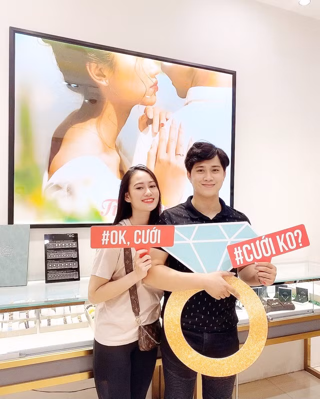Mới đây, nữ kiếm thủ bất ngờ chia sẻ bộ ảnh cưới lãng mạn cùng bạn trai bằng tuổi của mình. Được biết, cô lên xe hoa vào ngày hôm nay 5/12.