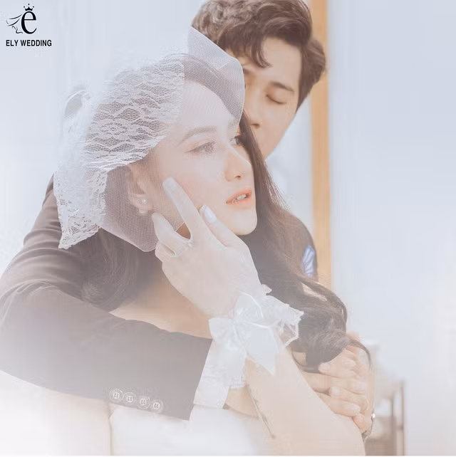 Thời gian đầu, cả Minh Hằng và người yêu thường xuyên đi chơi với nhau. Những hành động ga lăng, ấm áp của chàng trai khiến cô nàng cảm nắng.