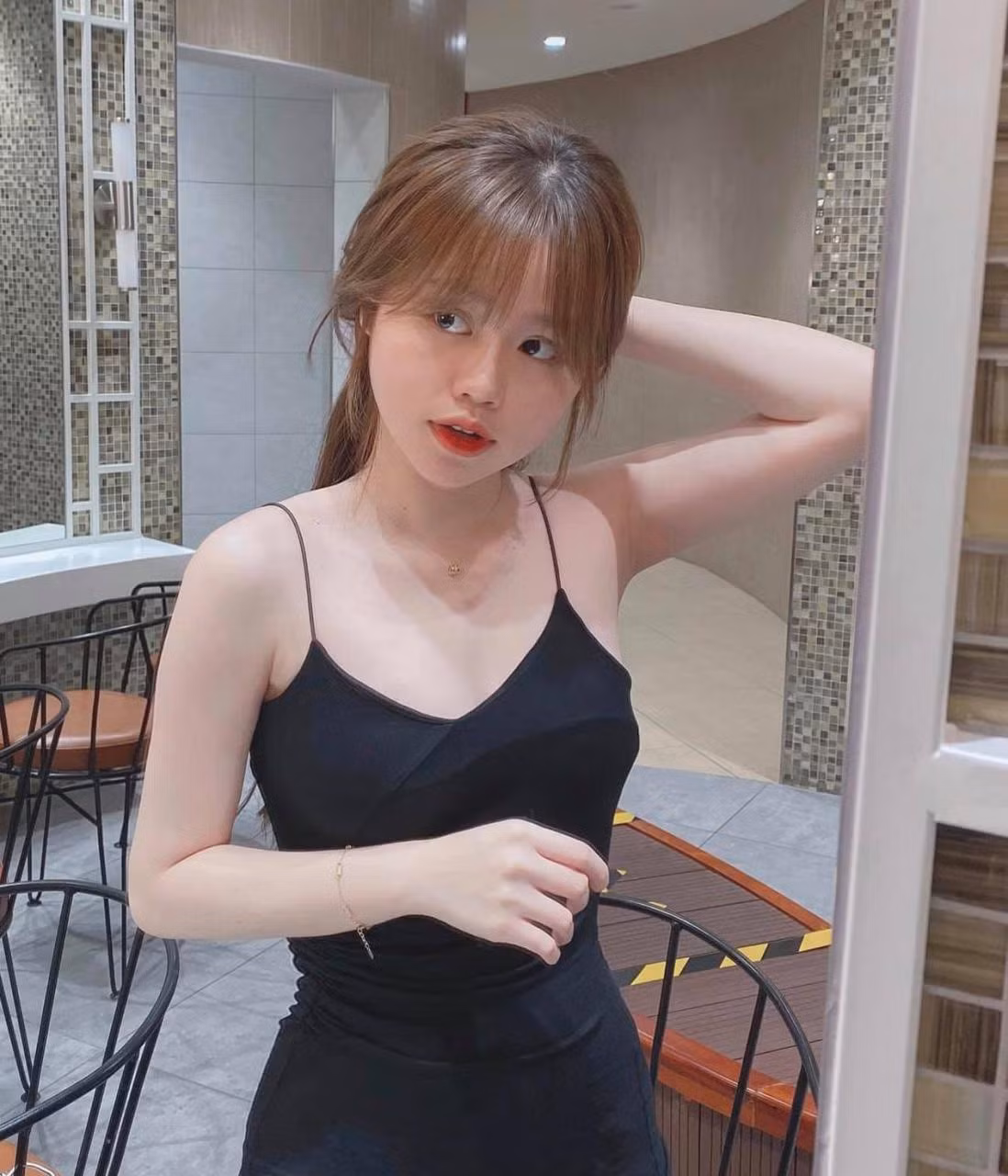 Cách đây không lâu, cái tên Huỳnh Anh bất ngờ được réo gọi khắp nơi khi cô nàng dính vào lùm xùm bị tố là "Tuesday" phá hoại tình cảm của một đôi nam nữ cũng như nghi ngờ "cắm sừng" Quang Hải.