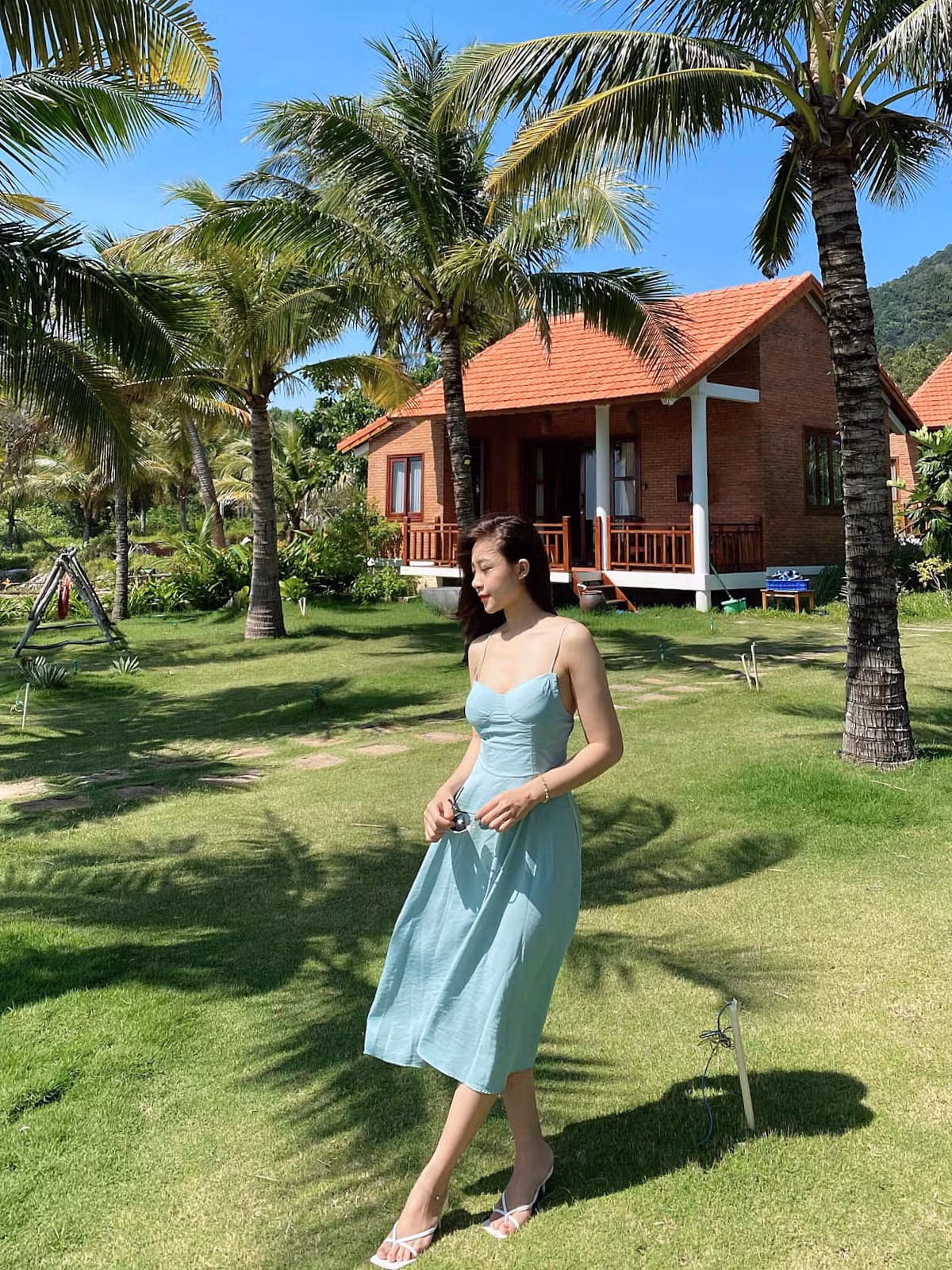 Mới đây, bà xã cầu thủ Văn Đức đã đăng tải lên mạng xã hội những bức hình mới nhất mà cô chụp trong chuyến đi du lịch đến Phú Quốc. Trong ảnh, Nhật Linh chọn một chiếc đầm hai dây màu xanh nhẹ nhàng, thế nhưng, điều làm khán giả chú ý đó chính là vóc dáng thon gọn, vòng eo gợi cảm và gương mặt rạng ngời.