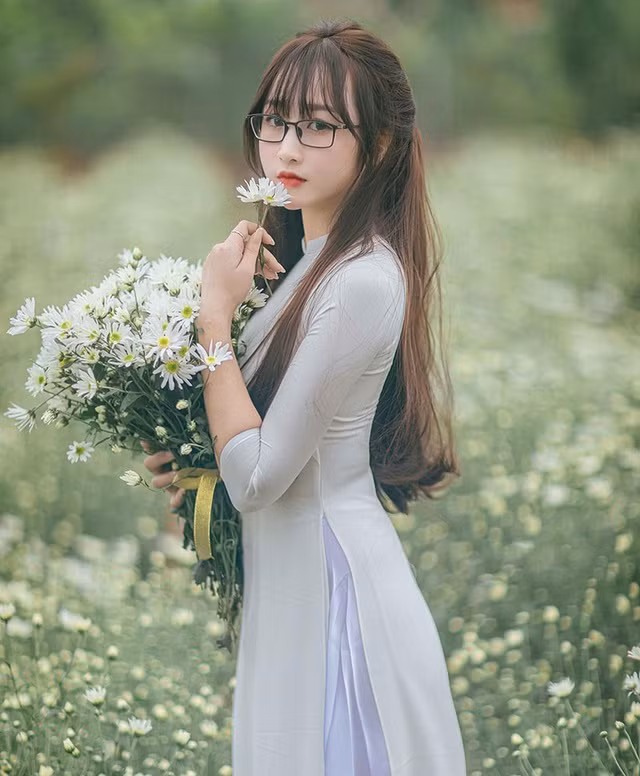 Việc được nhiều người biết đến không ảnh hưởng nhiều đến cuộc sống của Hương Trà. Trà cảm thấy mọi thứ vui vẻ, dễ chịu, đồng thời có thêm nhiều người bạn mới.