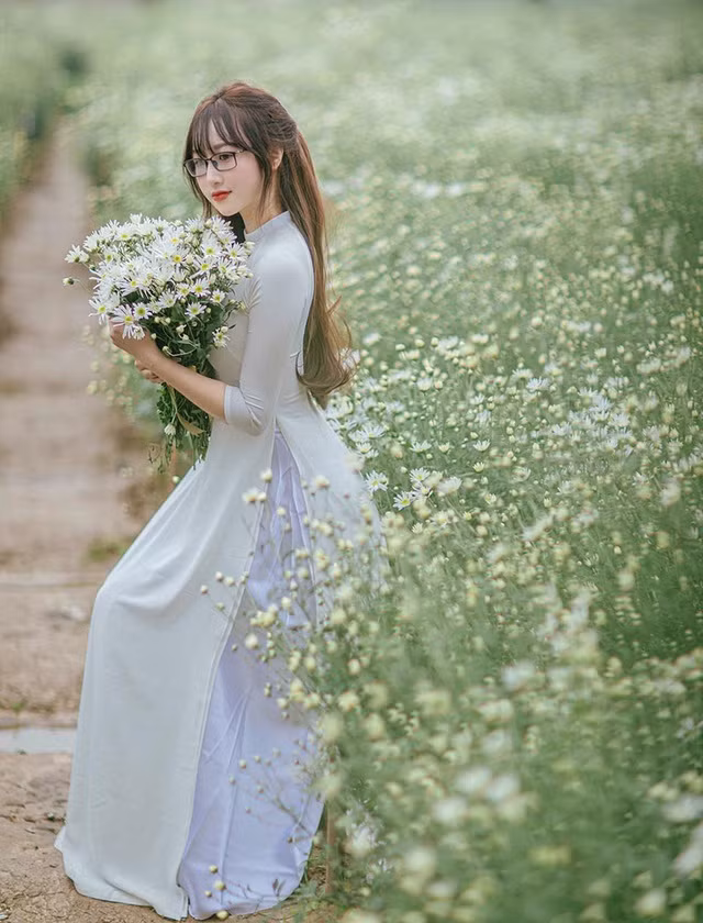 Cô giáo xinh đẹp Hương Trà tốt nghiệp Cao đẳng Ngô Gia Tự, Bắc Giang, được phân công làm giáo viên trường tiểu học cách đây 3 tháng. Thời gian đầu, cô giáo trẻ gặp nhiều khó khăn, áp lực vì thiếu kinh nghiệm.