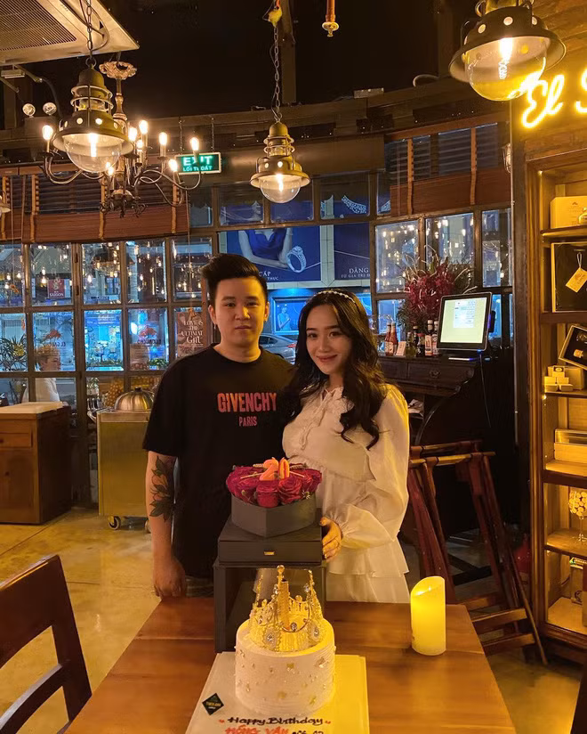 Dù không đăng bất cứ chiếc ảnh cưới nào nhưng trên mạng xã hội, Hồng Vân vẫn thường xuyên khoe khoảnh khắc hạnh phúc cùng chồng.