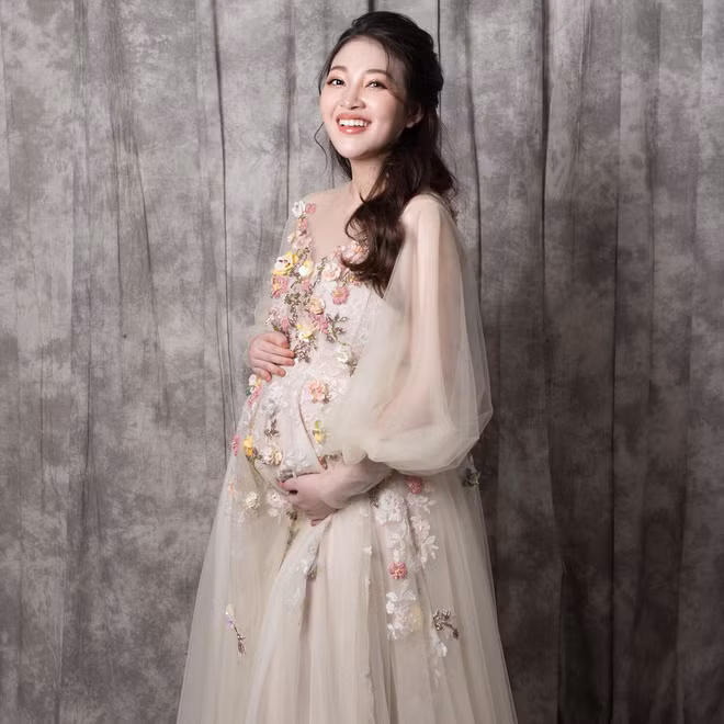 Hiện tại gần 2 năm sau khi kết hôn, Trần Thu Hương đã hạ sinh con gái đầu lòng và thường xuyên chia sẻ về cuộc sống viên mãn, hạnh phúc.