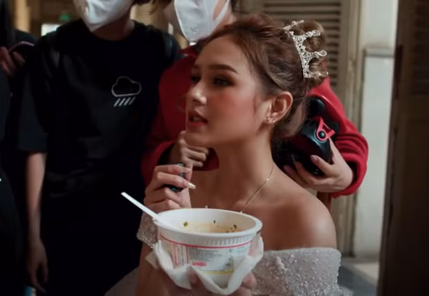 Khung hình cap màn hình vội cũng thấy được hot girl Xoài Non vẫn giữ được vẻ đẹp cực kỳ thần thái.