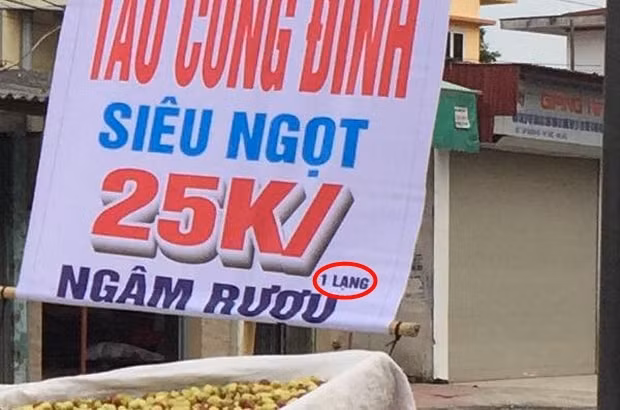 Những con chữ "gây lú" của người bán hàng rong vẫn thường được sử dụng nhằm qua mắt người mua hàng. Nhìn loạt chữ, số có độ chênh lệch lớn về kích cỡ, nhiều người đã tới ngay để kiểm tra rõ thực hư.