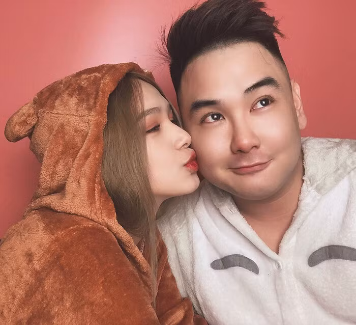 Tháng 11/2019, streamer giàu nhất Việt Nam chính thức nên duyên cùng hot girl Xoài Non (Phạm Trang), và trở thành một trong những cặp đôi trai tài - gái sắc nhất làng game Việt.
