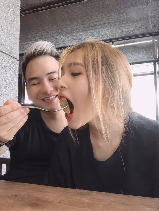 Kể từ khi công khai bạn gái, Xemesis thường xuyên "khoe" cô ấy lên trang cá nhân, anh chàng gọi bạn gái với cái tên thân mật "Xoài Non".