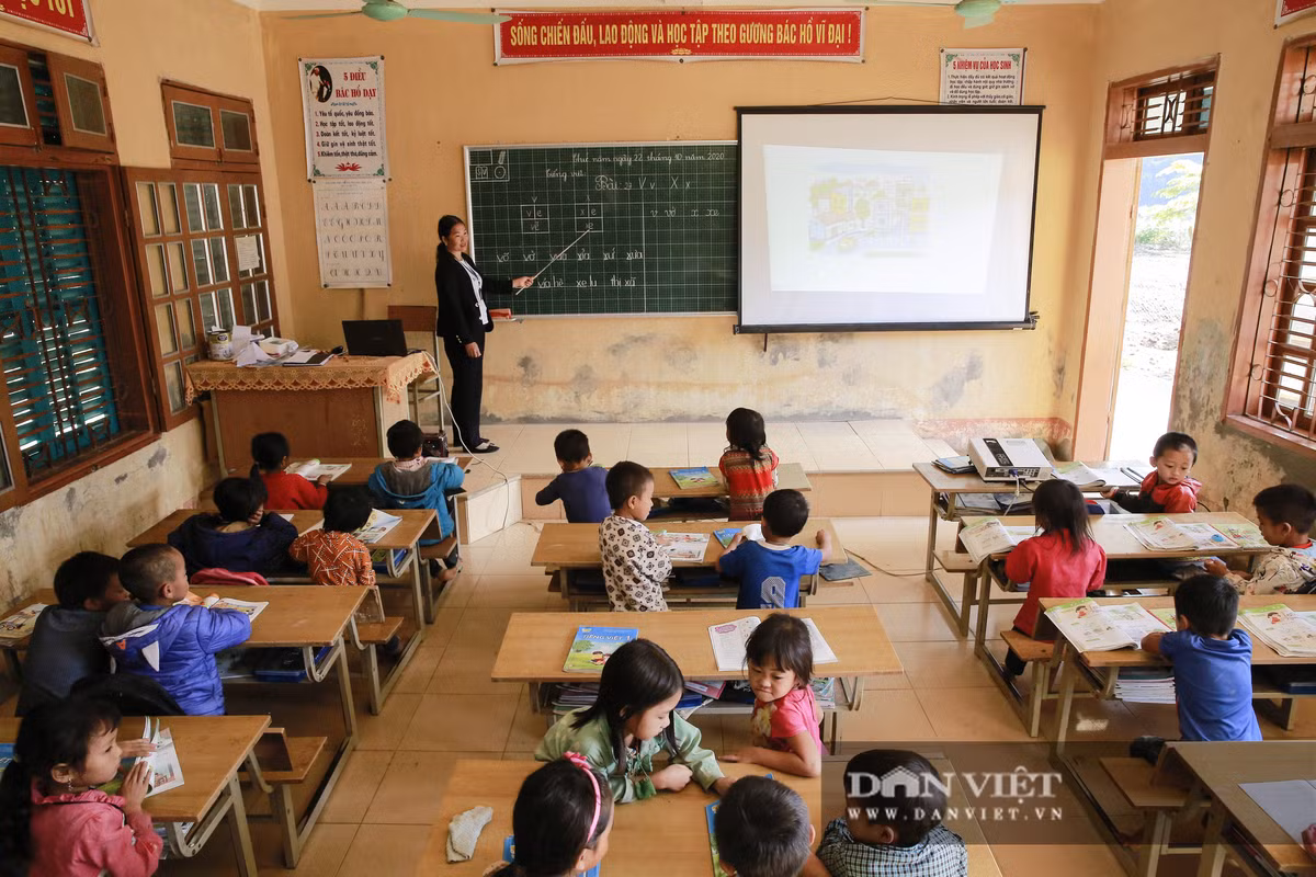 Dẫn chúng tôi tham quan ngôi trường, Ông Nguyễn Hồng Hà (Hiệu trưởng trường Tiểu học – THCS Long Hẹ) cho biết: "Nhà trường hiện có tổng số 29 lớp học (bậc tiểu học 19 lớp 530 em, THCS 10 lớp 388 em, đa số các em là người dân tộc Mông và Kháng. Đội ngũ cán bộ, giáo viên của nhà trường hiện có 44 thầy cô, trong đó 70% thầy cô là người địa phương, 30% là thầy cô từ nơi khác chuyển đến. Trong những năm qua, nhờ có các chủ trương, chính sách của Đảng và Nhà nước, giờ đây các em học sinh đều được học tập trong môi trường giáo dục khang trang, hiện đại và an toàn”.