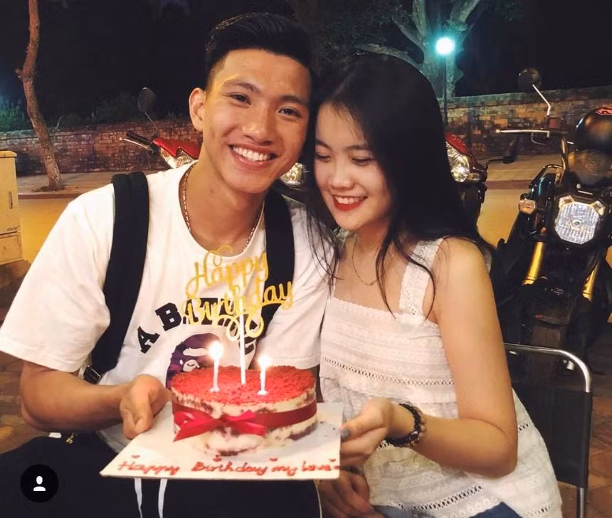 Hoàng Anh sinh năm 1998 và Văn Hậu sinh năm 1999, cách nhau 1 tuổi những cặp đôi này vẫn trông rất xứng đôi vừa lứa.