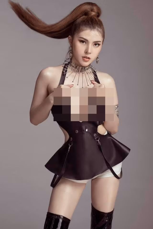 Cô từng theo học diễn xuất tại trung tâm Sân Khấu Kịch Minh Nhí và hiện đang hoạt động dưới vai trò diễn viên tự do.