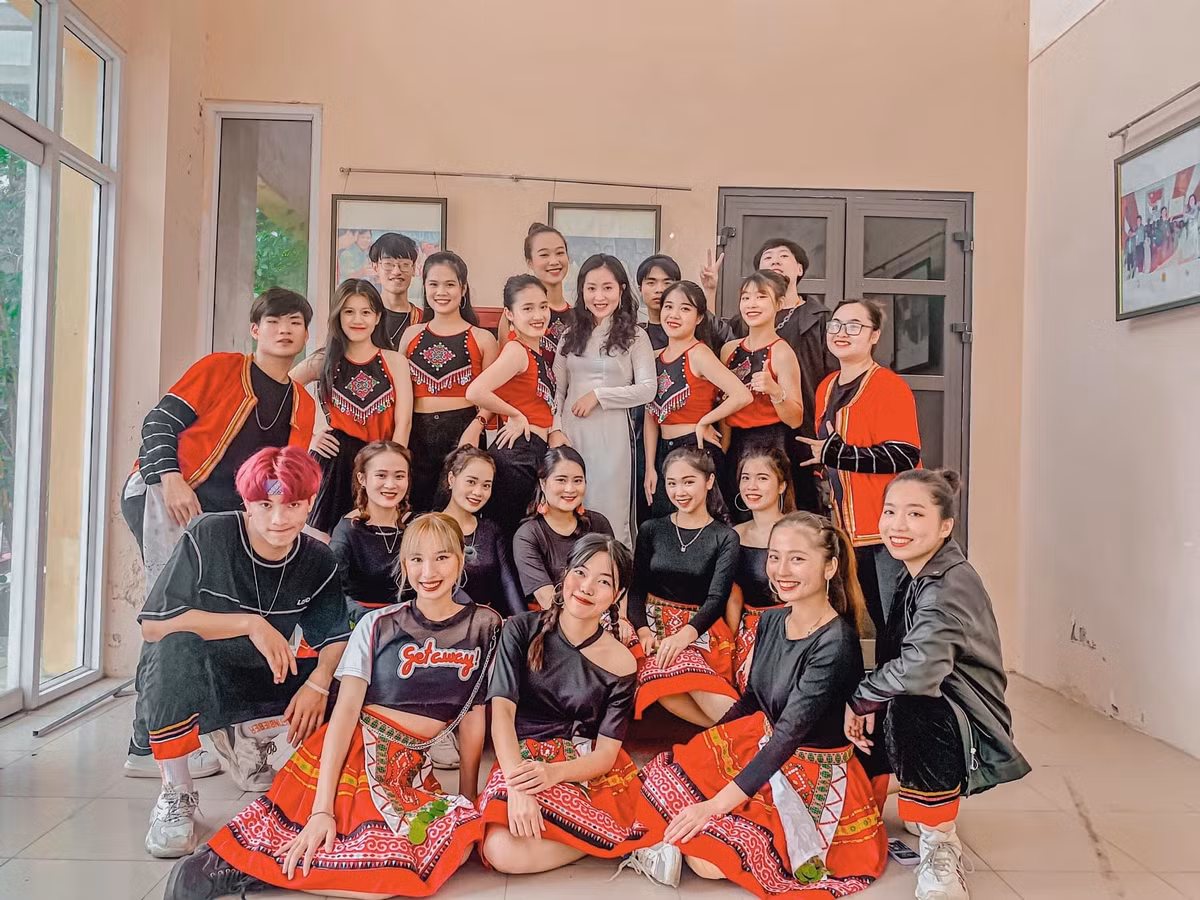 Được biết hiện tại Việt Chinh chưa có bạn trai, hình mẫu lý tưởng của nữ giảng viên là một người trưởng thành, có chí tiến thủ và đặc biệt là phải luôn hết lòng yêu thương cô.