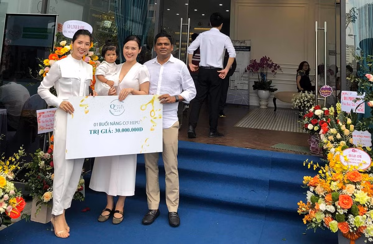 Mới đây, nữ MC của Truyền hình Nhân dân Lê Thùy Linh đã đăng tải bức ảnh hiếm hoi cùng chồng ngoại quốc và đứa con đầu lòng sau gần 2 năm kết hôn.