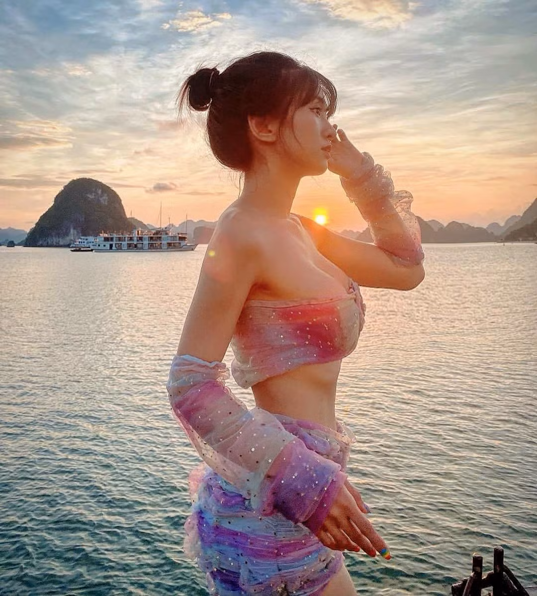 Hot girl này từng được các trang tin Trung Quốc đăng tin khen ngợi, ngoài ngoại hình Lê Bống còn có phong cách thời trang táo bạo.