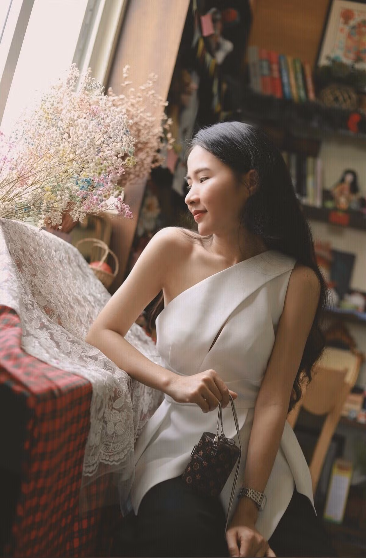 Khi không đứng trên bục giảng, Minh Hương gây thiện cảm nhờ phong cách thời trang nữ tính, ngọt ngào.