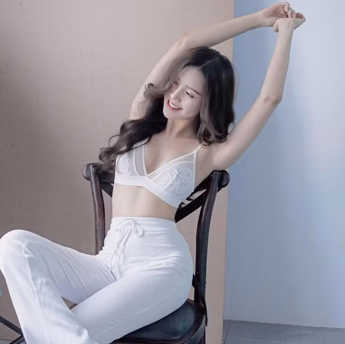 Trong khi đó, Vũ Ngọc Châm là cựu tiếp viên hàng không, hot girl nổi tiếng của Hà thành.