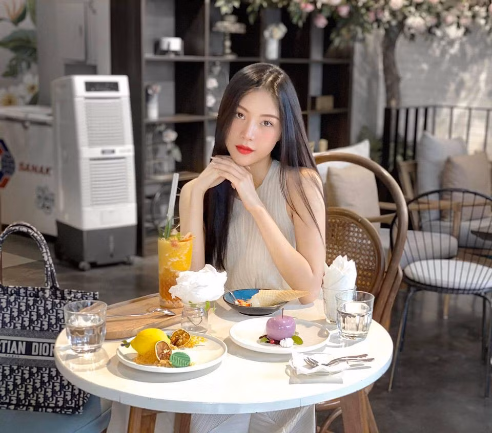 Vũ Ngọc Châm hiện đang có mối tình hạnh phúc cùng bạn trai là giám đốc giàu có.