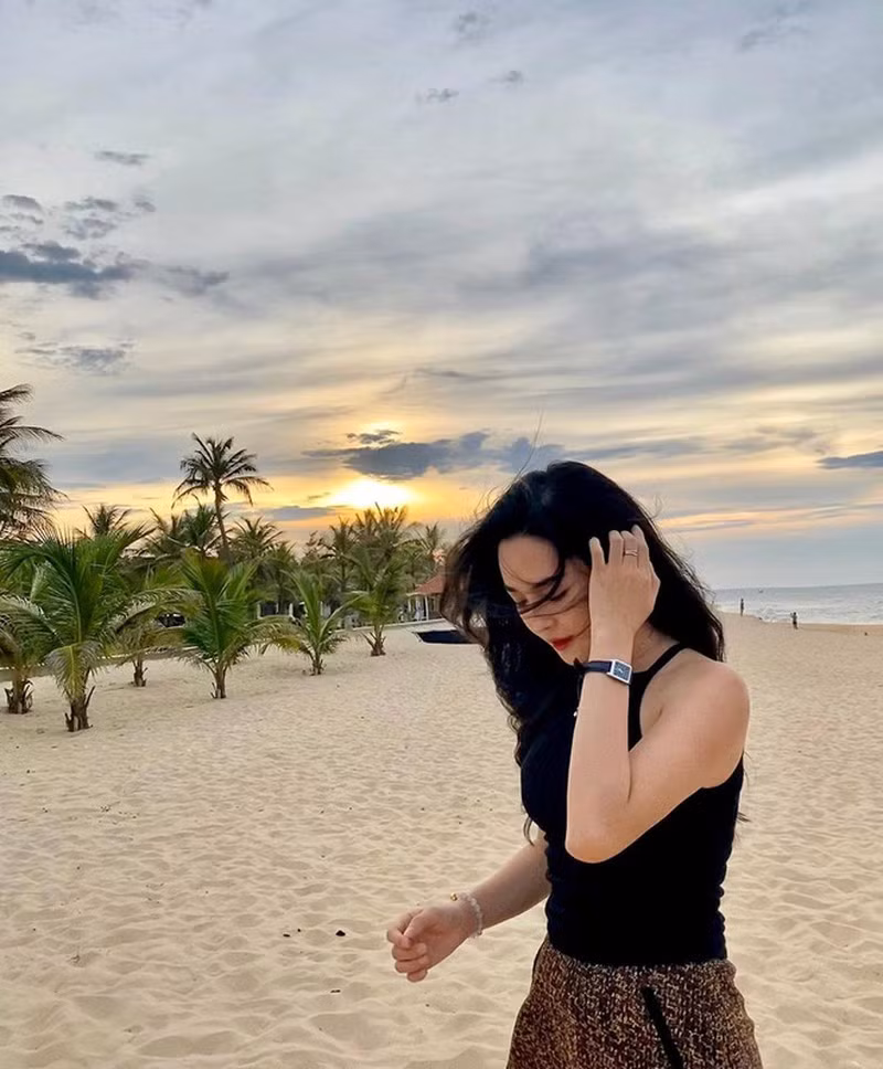 Tuy nhiên, sau đó khi bước chân ra khỏi chương trình làm đẹp, cô nàng quê Nam Định bỗng "vịt hóa thiên nga" nhanh chóng lọt top những hot girl PTTM thành công nhất.