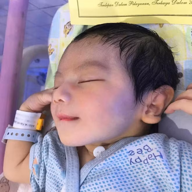 Cậu bé sơ sinh nổi tiếng đó là Arsya, người Thái Lan. Arsya vừa sinh ra đã khôi ngô tuấn tú trông không khác gì các “nam thần” màn ảnh.
