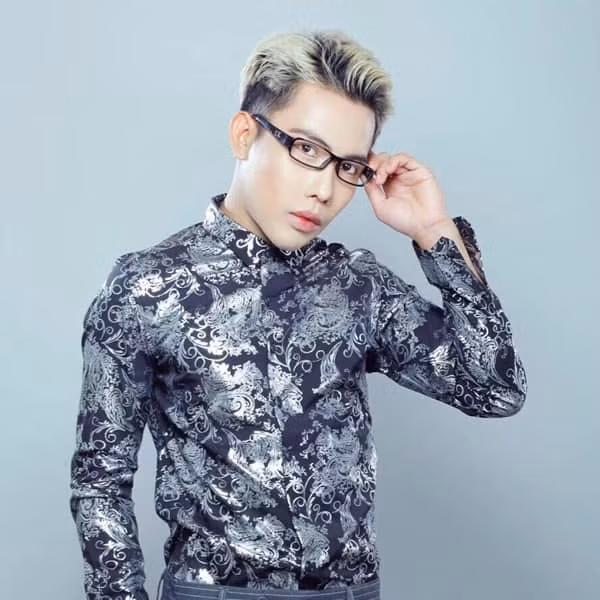 Tùng Sơn khiến không ít người bất ngờ trong loạt ảnh sau khi phẫu thuật thẩm mỹ gương mặt. Cụ thể, “Công chúa Thủy Tề” đã can thiệp dao kéo để thay đổi toàn diện khung xương hàm mặt gồm: xương gò má, xương hàm trên, góc hàm và xương cằm… Ngoài ra, anh còn sửa mũi, mắt và môi.