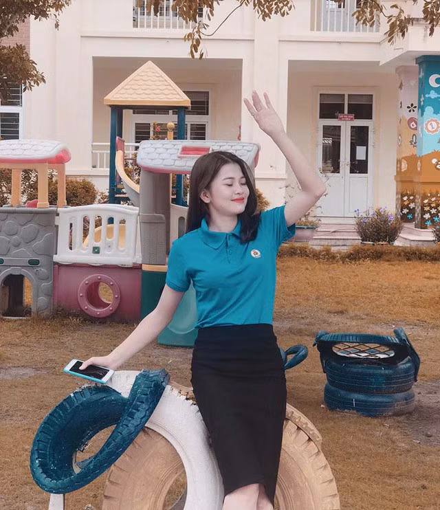 Cao Thị Linh (sinh năm 1997) là nữ giáo viên xinh đẹp của trường Mầm non Diễn Lợi, Nghệ An. Thời gian qua, hình ảnh của Linh được chia sẻ trên mạng xã hội, nhận về nhiều lời khen ngợi cho ngoại hình xinh xắn, dễ thương.