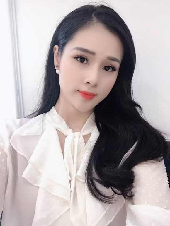 Huyền Trang từng có thời gian dài yêu Trọng Đại. Cả hai tay trong tay và không ngần ngại thể hiện tình cảm trên mạng xã hội lẫn trong cuộc sống.