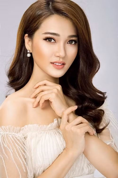  Người đẹp Ngọc Nữ là tình cũ của cầu thủ Phan Văn Đức, cô nàng từng thi Hoa hậu Hoàn vũ Việt Nam nhưng không thể giành vương miện.