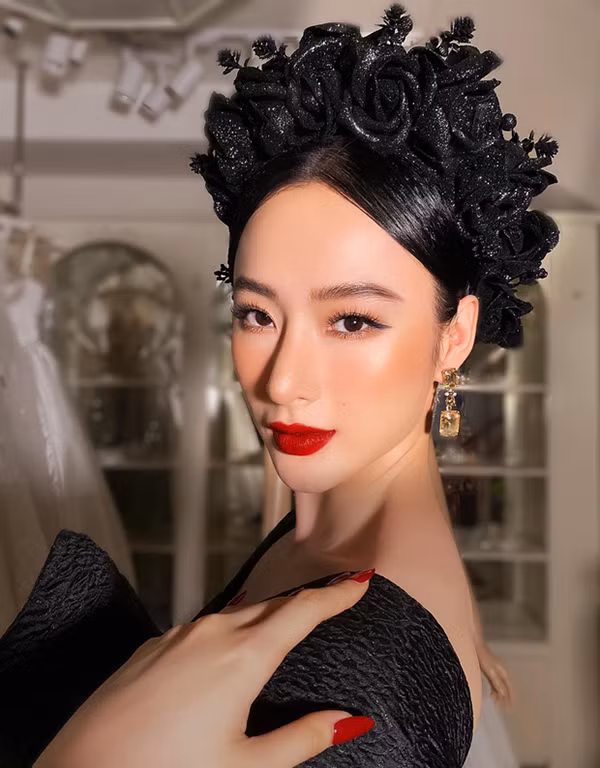 Cùng với việc chia sẻ hình ảnh, Angela Phương Trình bày tỏ quan điểm rằng, khi người ta đến với bạn vì tiền, danh hay nhan sắc thì khi bạn mất đi những thứ đó, họ sẽ rời xa bạn.