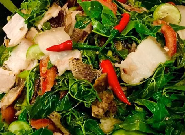 Gỏi sầu đâu là món ăn dân dã và là bài thuốc cho sức khỏe. Món ăn này là sự kết hợp tinh tế giữa vị đắng của lá sầu đâu, vị béo của thịt, vị ngọt của tôm, vị mặn của khô cá, vị chua của xoài, hương thơm nồng các loại rau tạo nên hương vị đặc trưng, lạ miệng và thơm ngon khó tả.