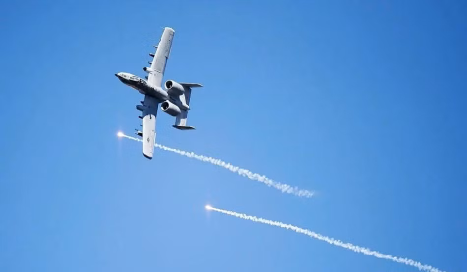 A-10 phóng mồi bẫy chống hỏa tiễn tầm nhiệt.