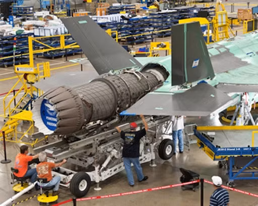 Điều này có nghĩa là thời điểm cuối cùng những linh kiện và bộ phận của F-35 do Thổ Nhĩ Kỳ sản xuất chỉ được sử dụng đến hết tháng 3/2020. Sau đó, những linh kiện này sẽ được thay thế bằng nguồn cung cấp khác. Thông báo của Mỹ đã khiến nhiều người bất ngờ bởi trước đó, chính nhà sản xuất F-35 đã phải thừa nhận, việc loại bỏ những liên quan của Ankara trong việc sản xuất F-35 nhanh nhất cũng phải kết thúc vào cuối năm 2020.