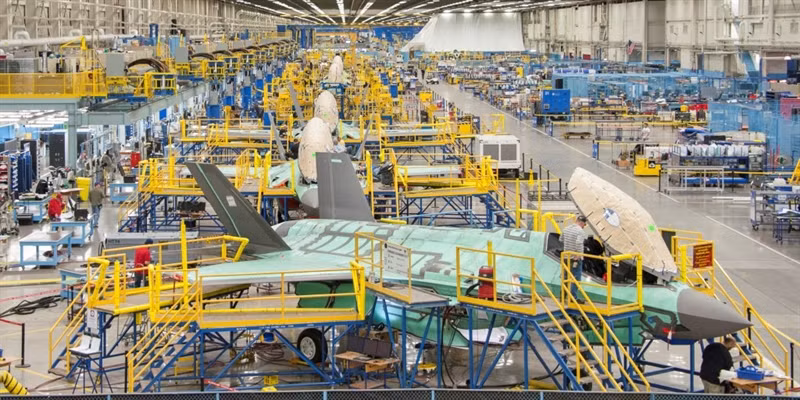 Để hất cẳng Thổ Nhĩ Kỳ, Lockheed Martin và Bộ Quốc phòng Mỹ ký vào bản hợp đồng trị giá hơn 2,4 tỷ USD mua loạt linh kiện thay thế phục vụ việc phát triển tiêm kích tàng hình F-35. Sở dĩ dẫn đến tình trạng trên là do Washington loại Thổ Nhĩ Kỳ khỏi chương trình máy bay thế hệ 5 nhằm đáp trả việc Ankara mua hệ thống phòng thủ tên lửa S-400 của Nga.