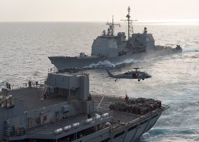 Phần boong sau của tàu có sàn đáp và nhà chứa cho 2 trực thăng MH-60 Seahawk.