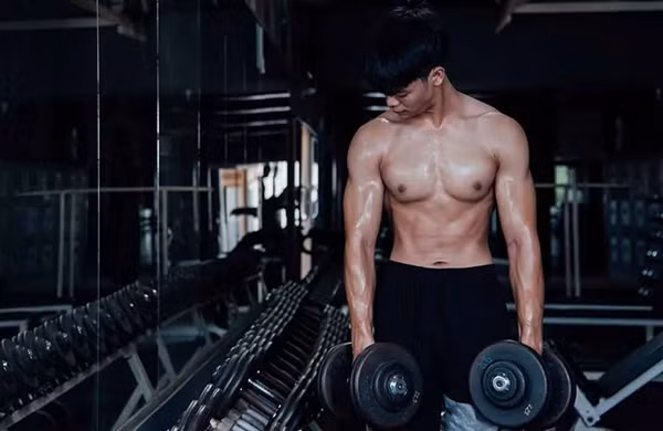 Tap gym ve muon, nam thanh nien bi cu ba quay roi